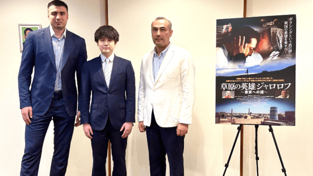 ジャロロフとイサコフ監督と音楽クリエイター日景健貴の3ショット写真。