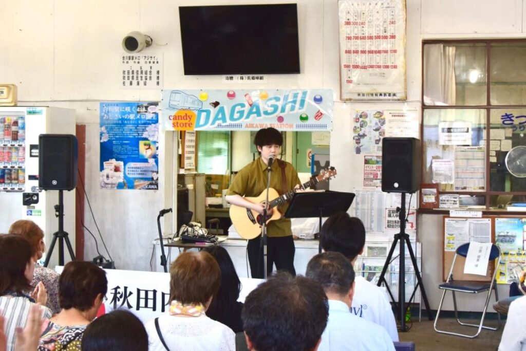 合川駅で駅メロ『アジサイ』を演奏している様子の写真