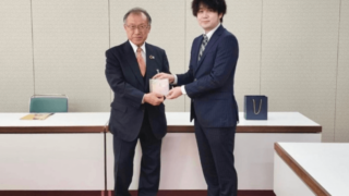 北秋田市教育長へ、4thアルバム『夢解』を手渡している写真