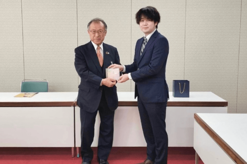 北秋田市教育長へ、4thアルバム『夢解』を手渡している写真