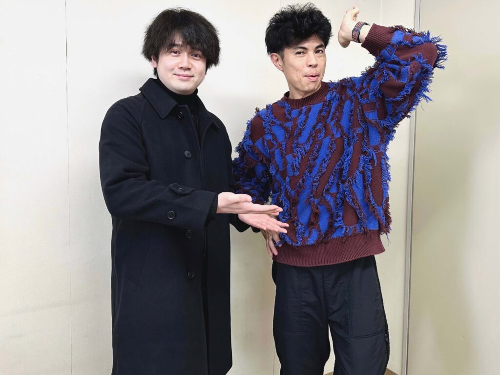 お笑い芸人「小島よしお」と音楽クリエイター「日景健貴」のツーショット