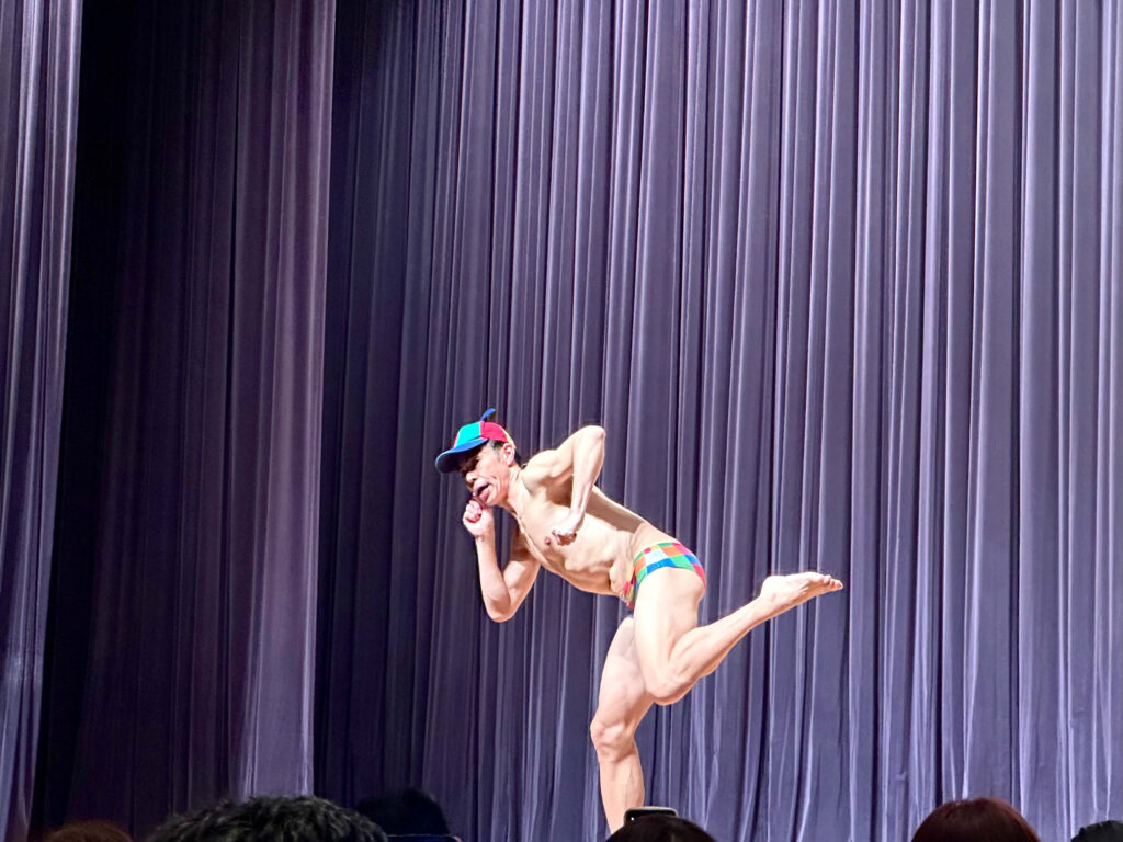 お笑い芸人「小島よしお」のネタ中の写真