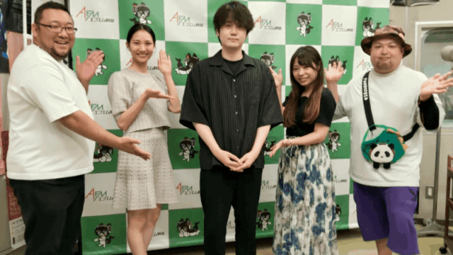 エフエム秋田で撮影された、ヒナ団と日景健貴の集合写真