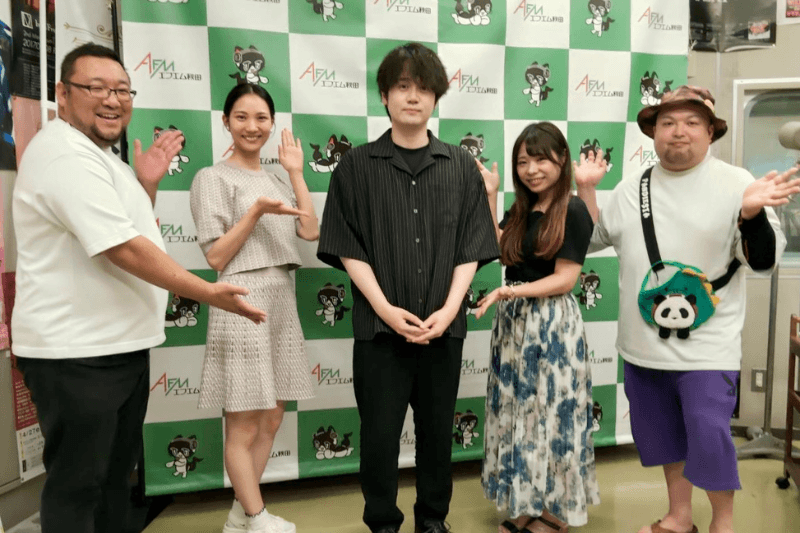 エフエム秋田で撮影された、ヒナ団と日景健貴の集合写真