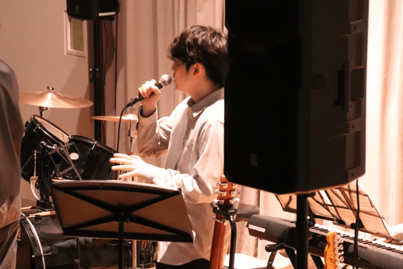 大学祭ライブステージでボイパをする日景健貴