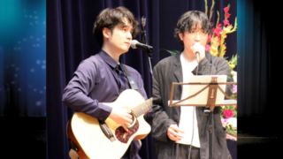 音楽クリエイター日景健貴とHIMOROGI - SYNC ボーカルの武瑠が歌っている写真