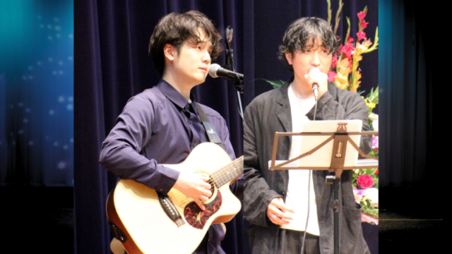 音楽クリエイター日景健貴とHIMOROGI - SYNC ボーカルの武瑠が歌っている写真