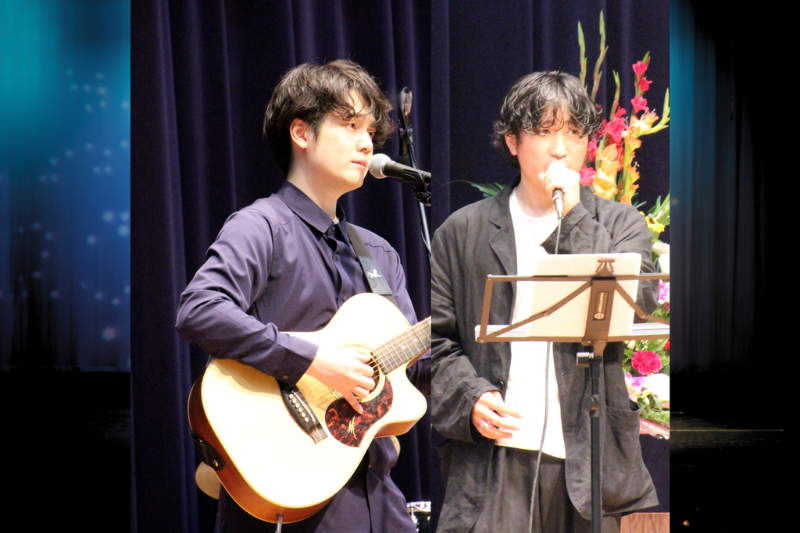 音楽クリエイター日景健貴とHIMOROGI - SYNC ボーカルの武瑠が歌っている写真